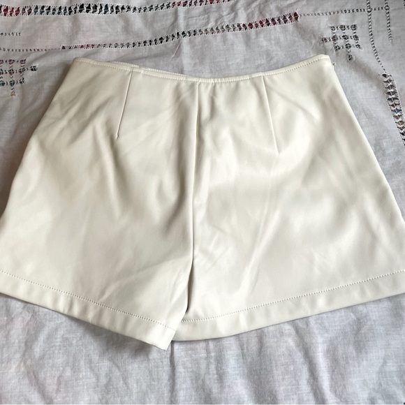 White Pleather Skort sz LRG - Picture 3 of 5